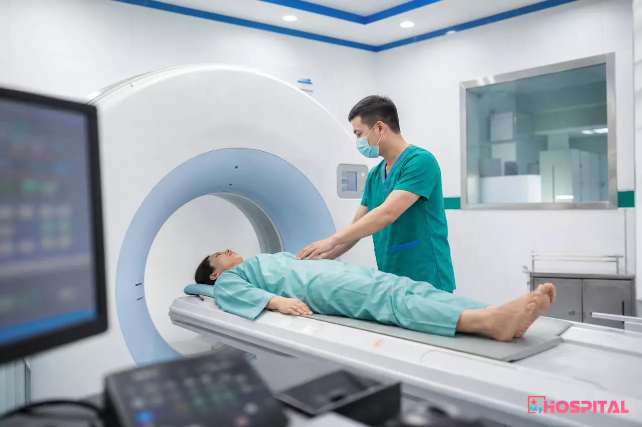 Kỹ thuật viên chụp CT cho người bệnh tại bệnh viện, ảnh sẽ được gửi đi đọc từ xa