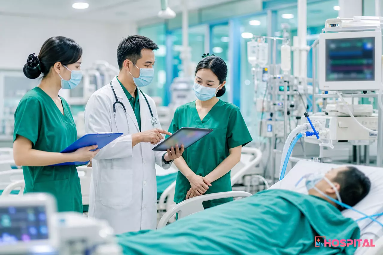 Điều dưỡng và bác sĩ bàn giao số liệu cân bằng dịch bên giường người bệnh