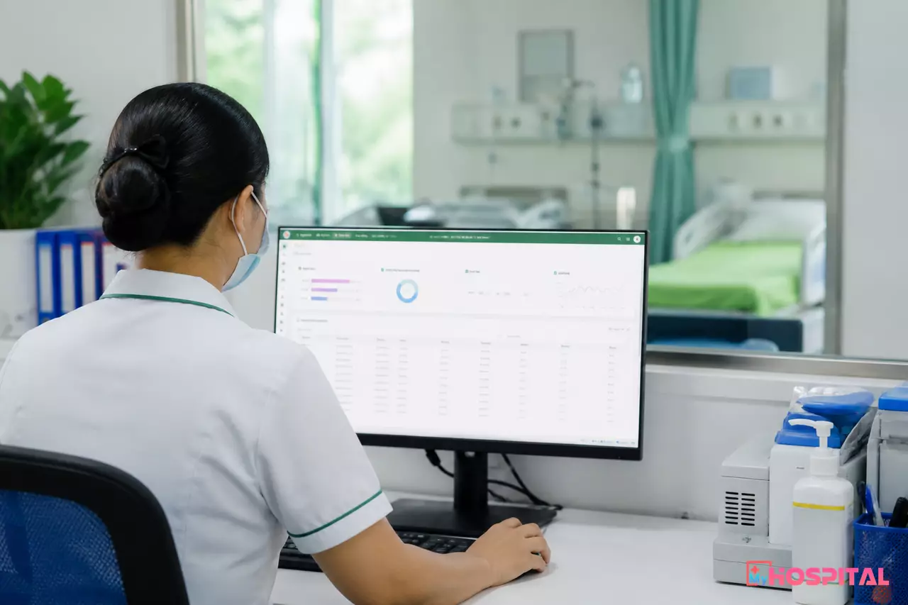 Điều dưỡng nhập số liệu dịch vào ra trên máy tính tại bàn điều dưỡng khoa nội trú