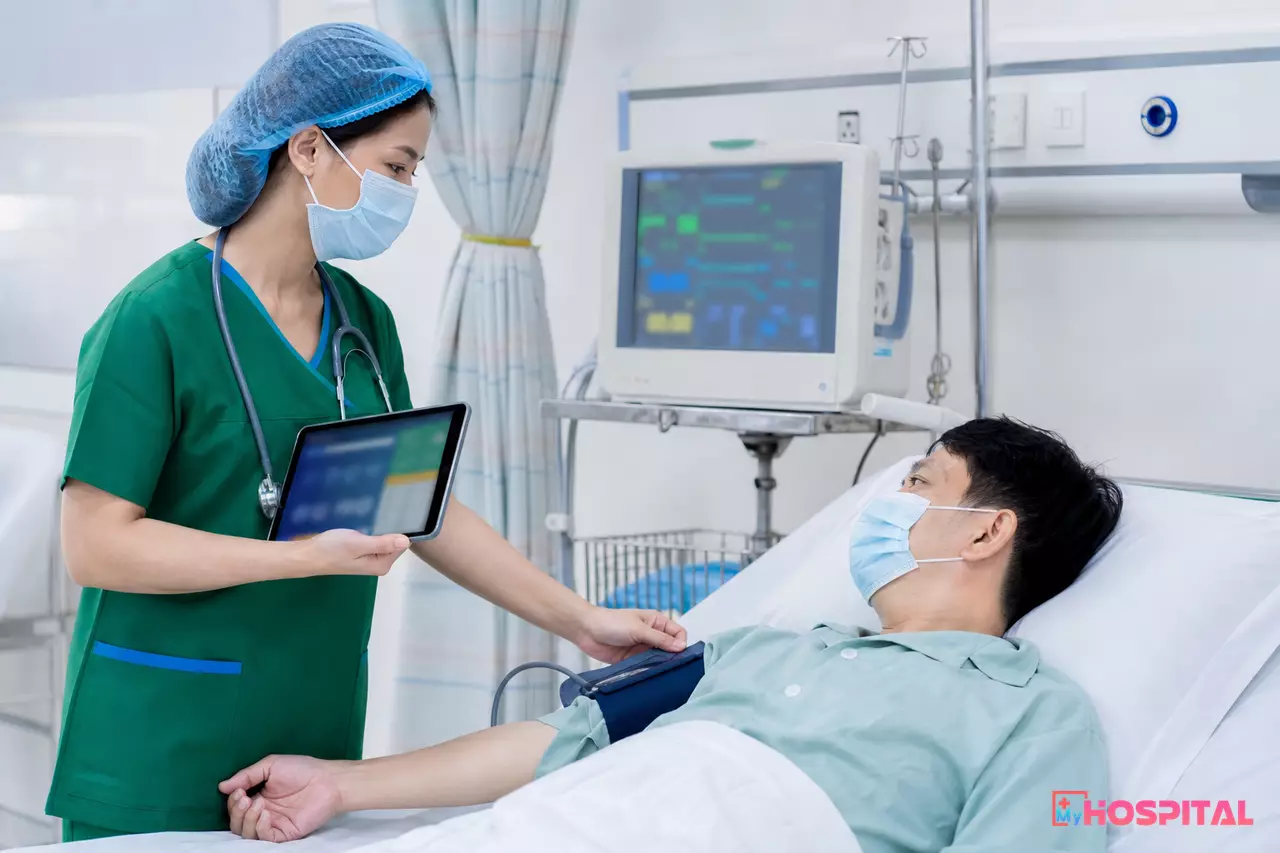 Điều dưỡng đo dấu hiệu sinh tồn cho người bệnh tại giường nội trú
