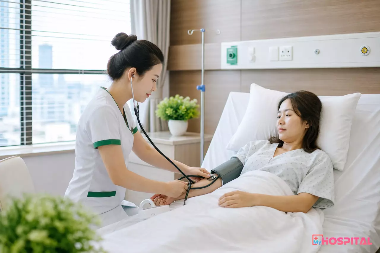Điều dưỡng đo huyết áp và kiểm tra dấu hiệu sinh tồn cho người bệnh tại giường bệnh