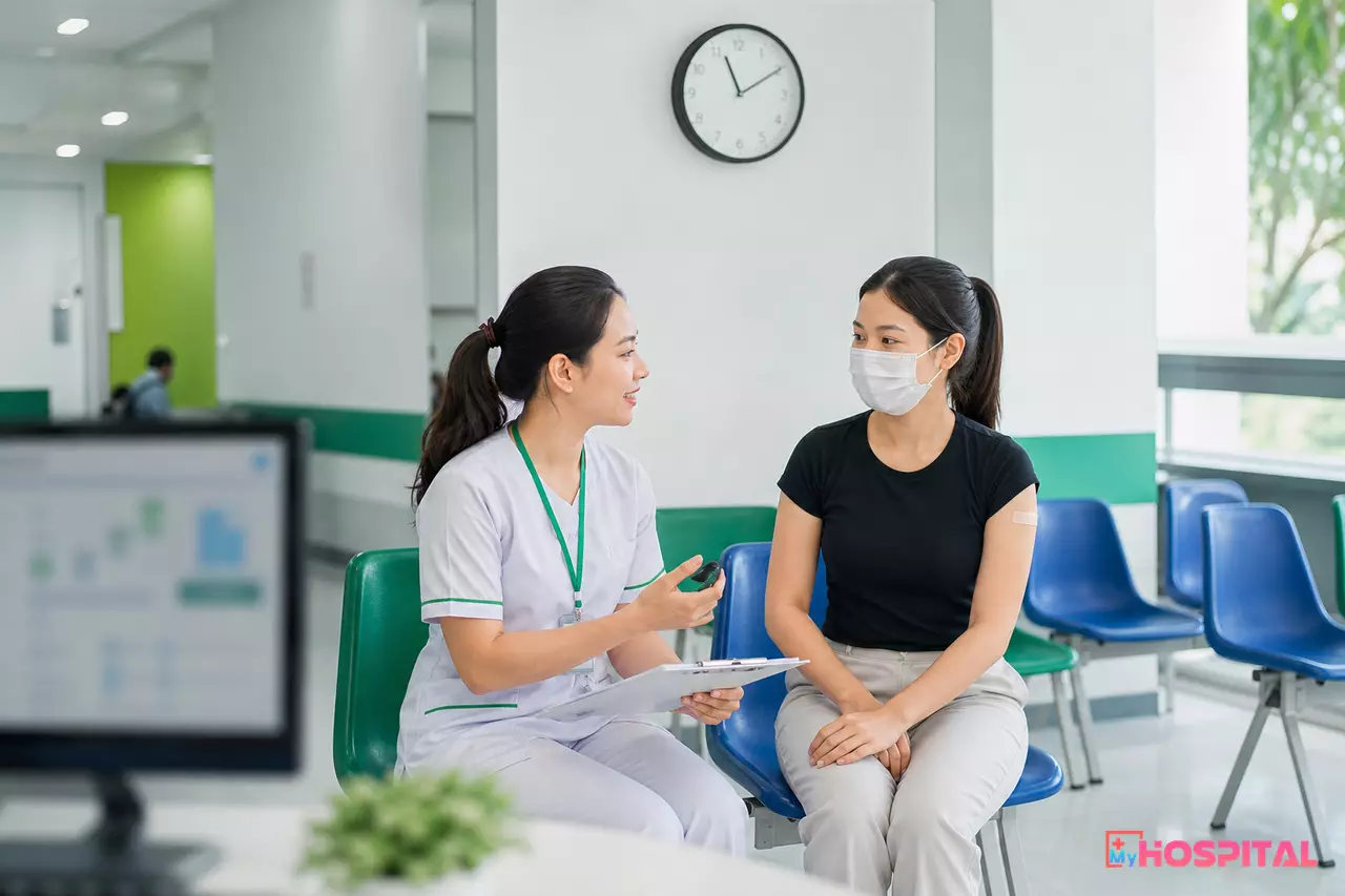 Điều dưỡng theo dõi người tiêm sau khi tiêm vắc xin dịch vụ tại khu vực chờ của trung tâm tiêm chủng