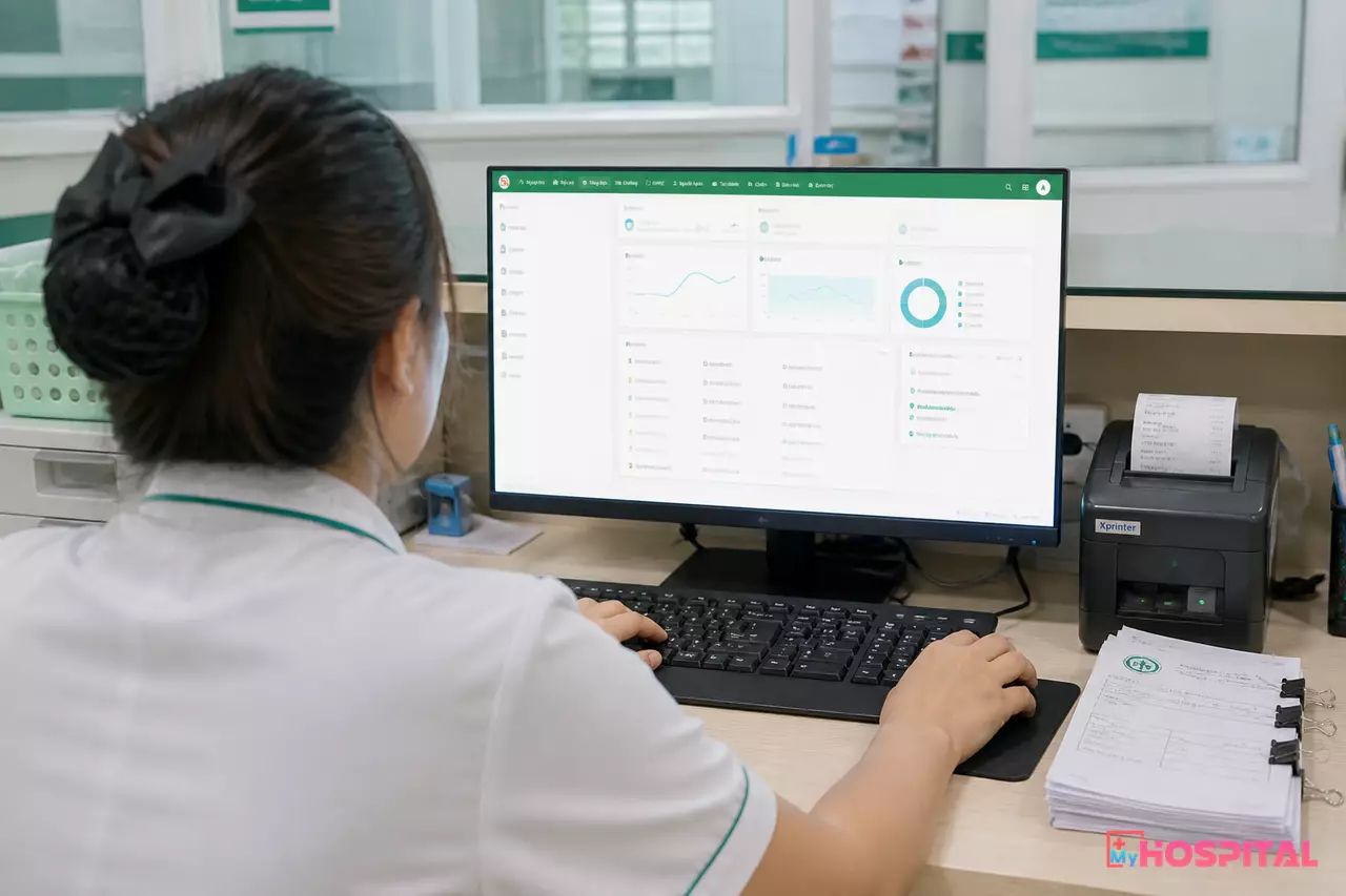 Thu ngân viện phí rà soát lại thông tin người bệnh trên máy tính sau giờ khám