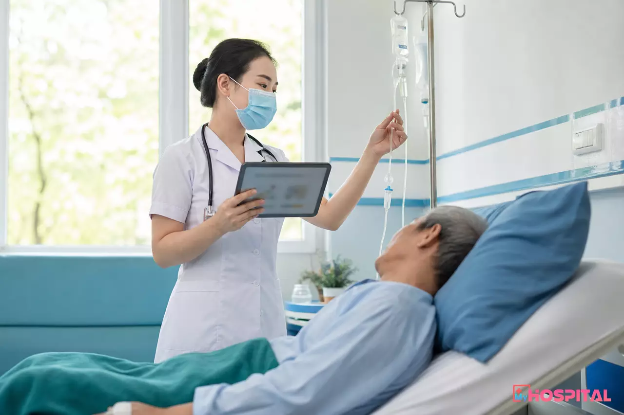 Điều dưỡng đối chiếu y lệnh trên máy tính bảng tại buồng bệnh nội trú