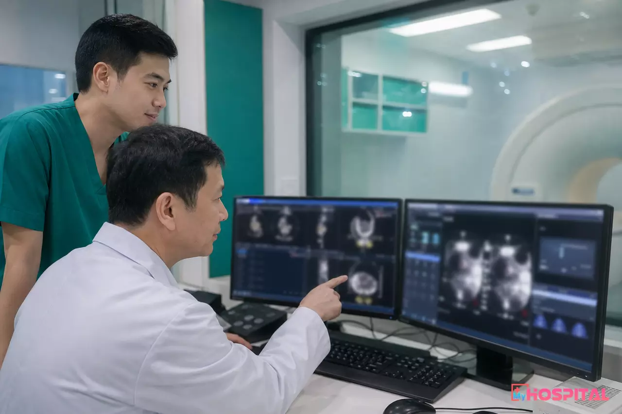 Bác sĩ và kỹ thuật viên chẩn đoán hình ảnh trao đổi trước màn hình đọc phim tại bệnh viện