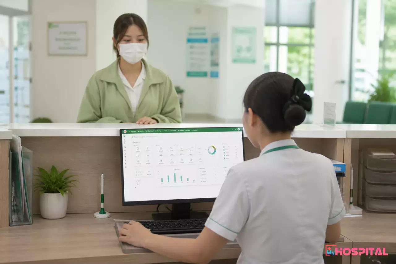 Nhân viên tiếp đón sử dụng phần mềm quản lý tại quầy của phòng khám