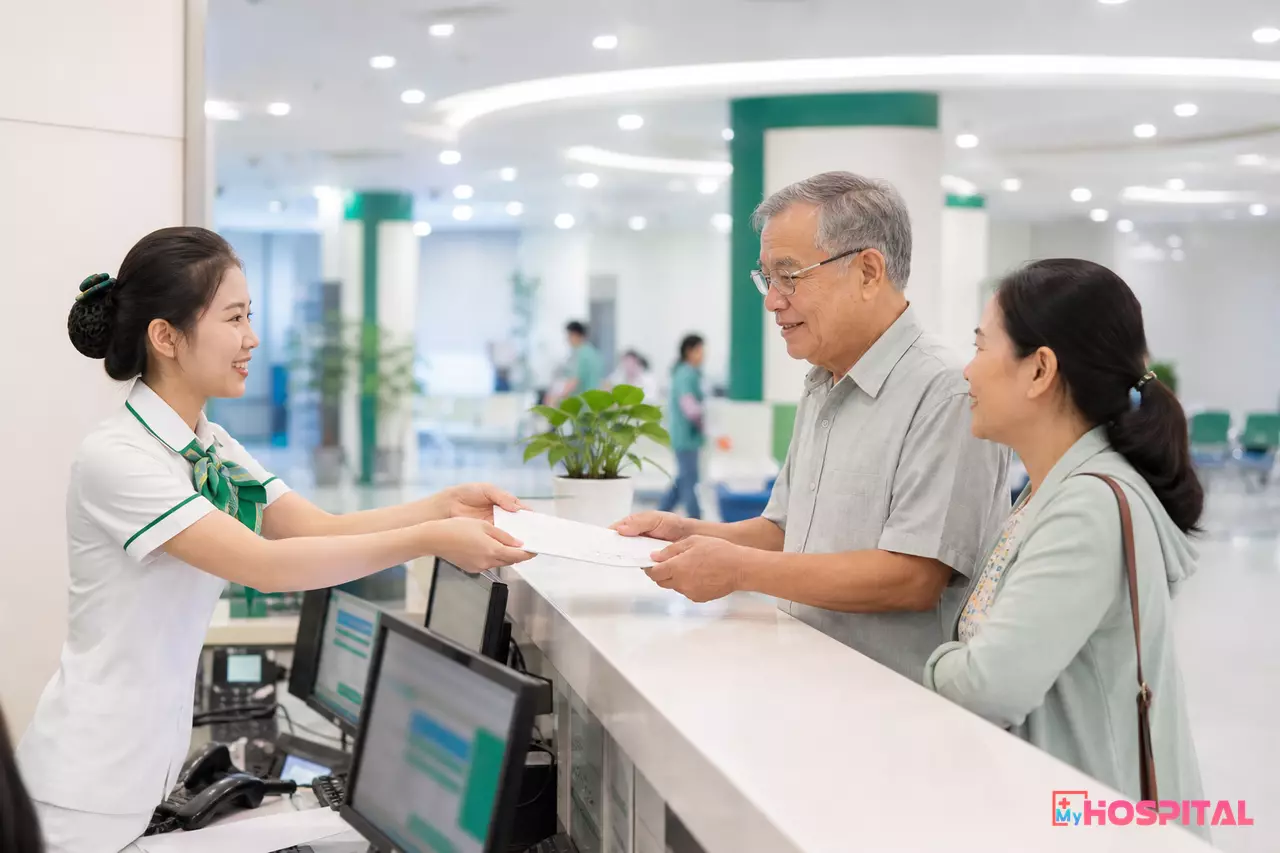 Nhân viên bộ phận tiếp đón khoa chẩn đoán hình ảnh trao phiếu kết quả cho người bệnh lớn tuổi