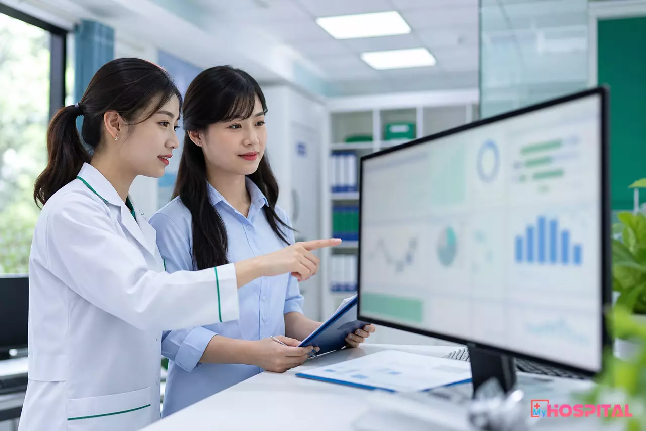 Dược sĩ thống kê và kế toán dược trao đổi số liệu báo cáo sử dụng thuốc trước khi trình duyệt