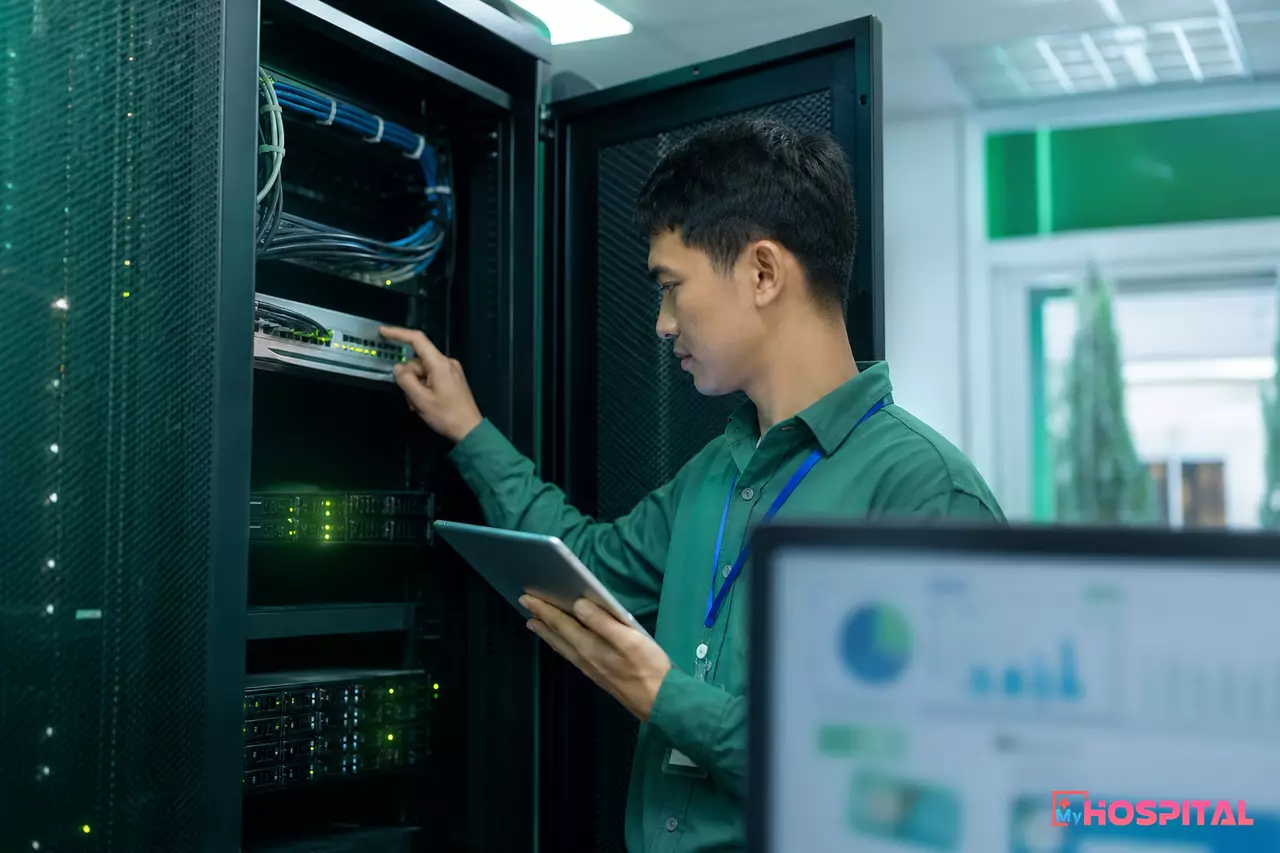 Tủ mạng và máy chủ lưu trữ hình ảnh trong phòng máy chủ bệnh viện