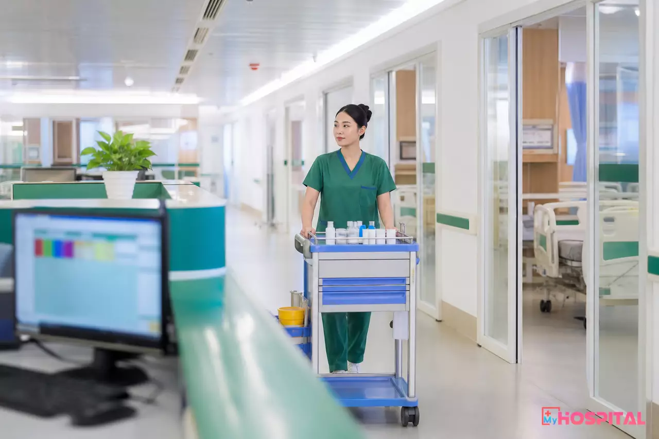 Điều dưỡng đẩy xe thuốc trên hành lang khoa nội trú, nơi tỷ lệ điều dưỡng trên người bệnh quyết định tải công việc mỗi ca