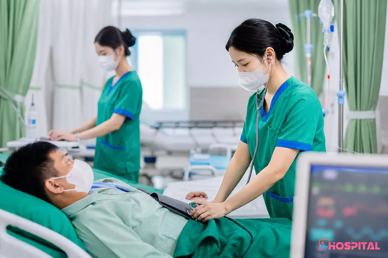 Điều dưỡng đo huyết áp cho người bệnh trong phòng bệnh nội trú nhiều giường