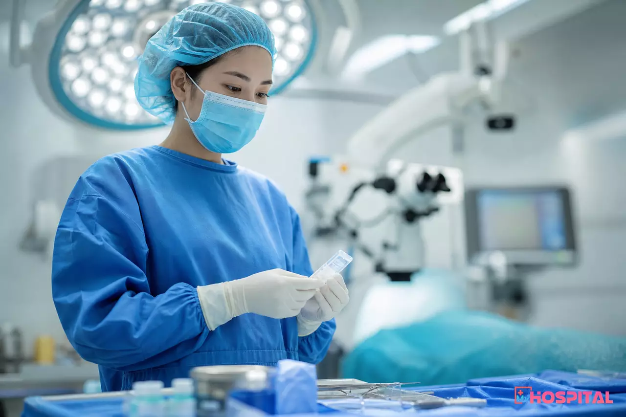 Điều dưỡng dụng cụ cầm hộp thủy tinh thể nhân tạo chuẩn bị cho ca mổ phaco tại phòng mổ mắt