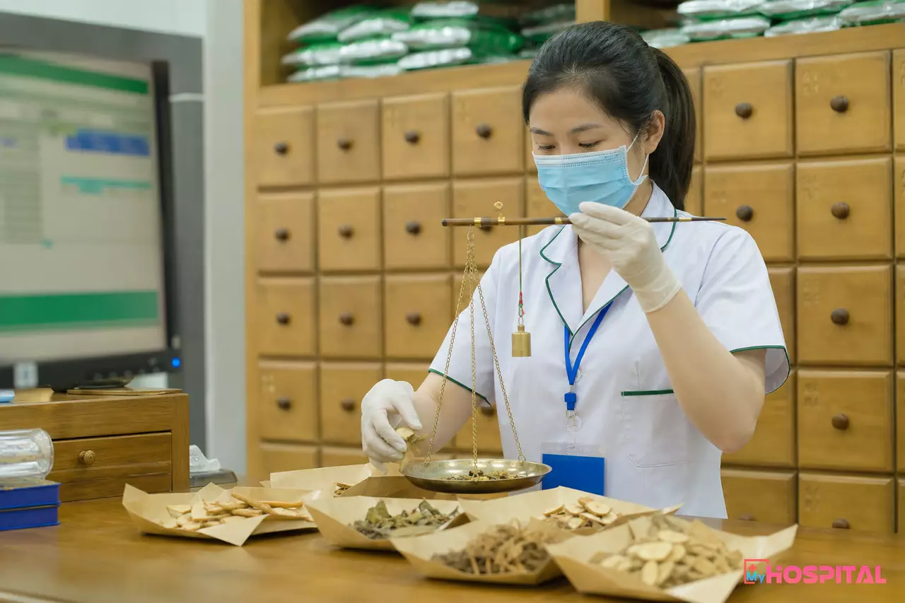 Nhân viên cân vị thuốc tại quầy bốc thuốc thang khoa Y học cổ truyền