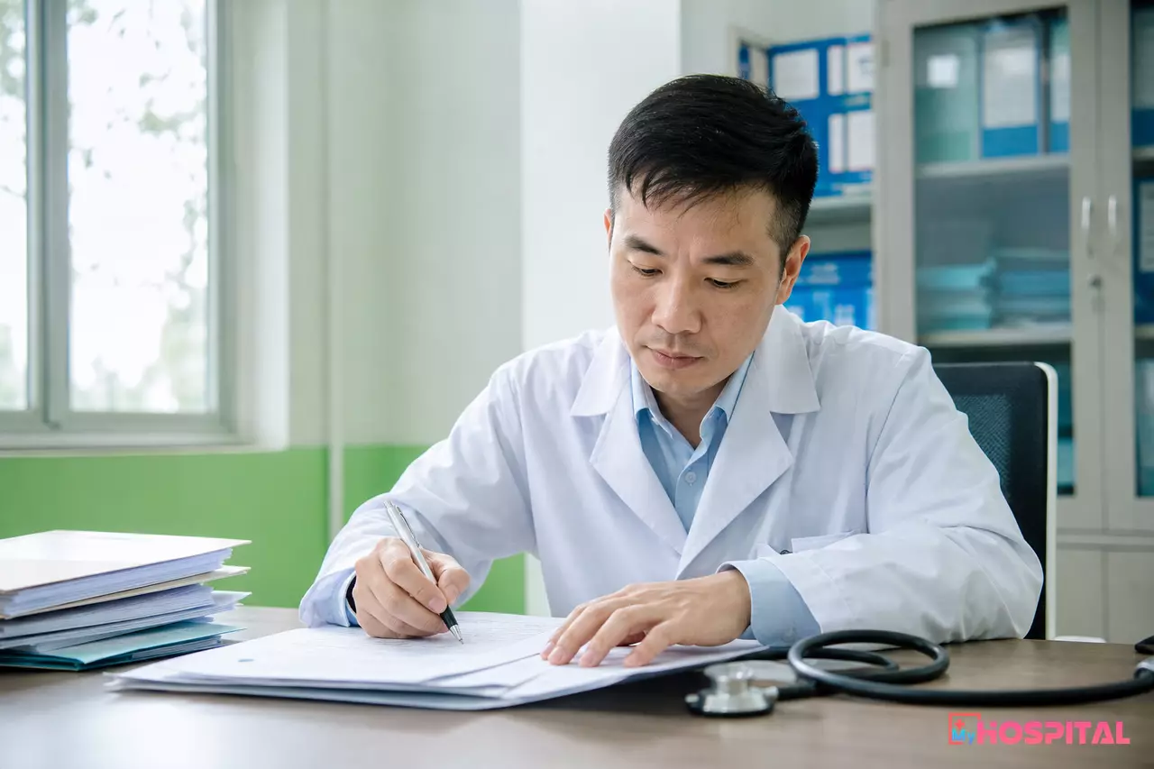 Bác sĩ điều trị hoàn thiện và ký tóm tắt bệnh án tử vong tại bàn làm việc khoa nội trú