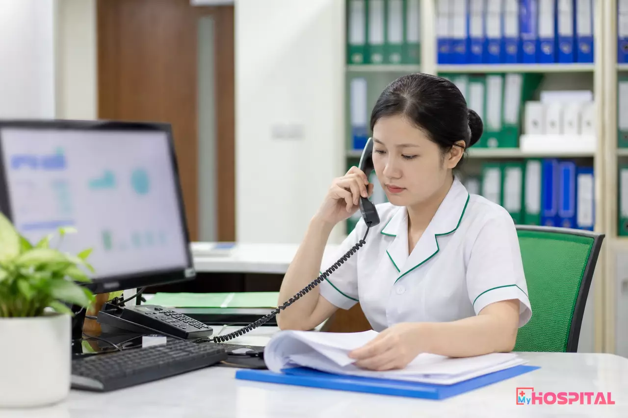 Nhân viên kế toán viện phí gọi điện xác nhận hạn mức bảo lãnh với công ty bảo hiểm