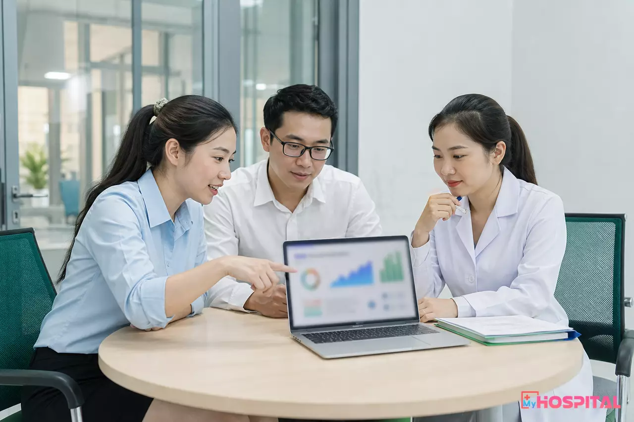 Kế toán viện phí và cán bộ IT họp xử lý cảnh báo mã BHYT lỗi thời