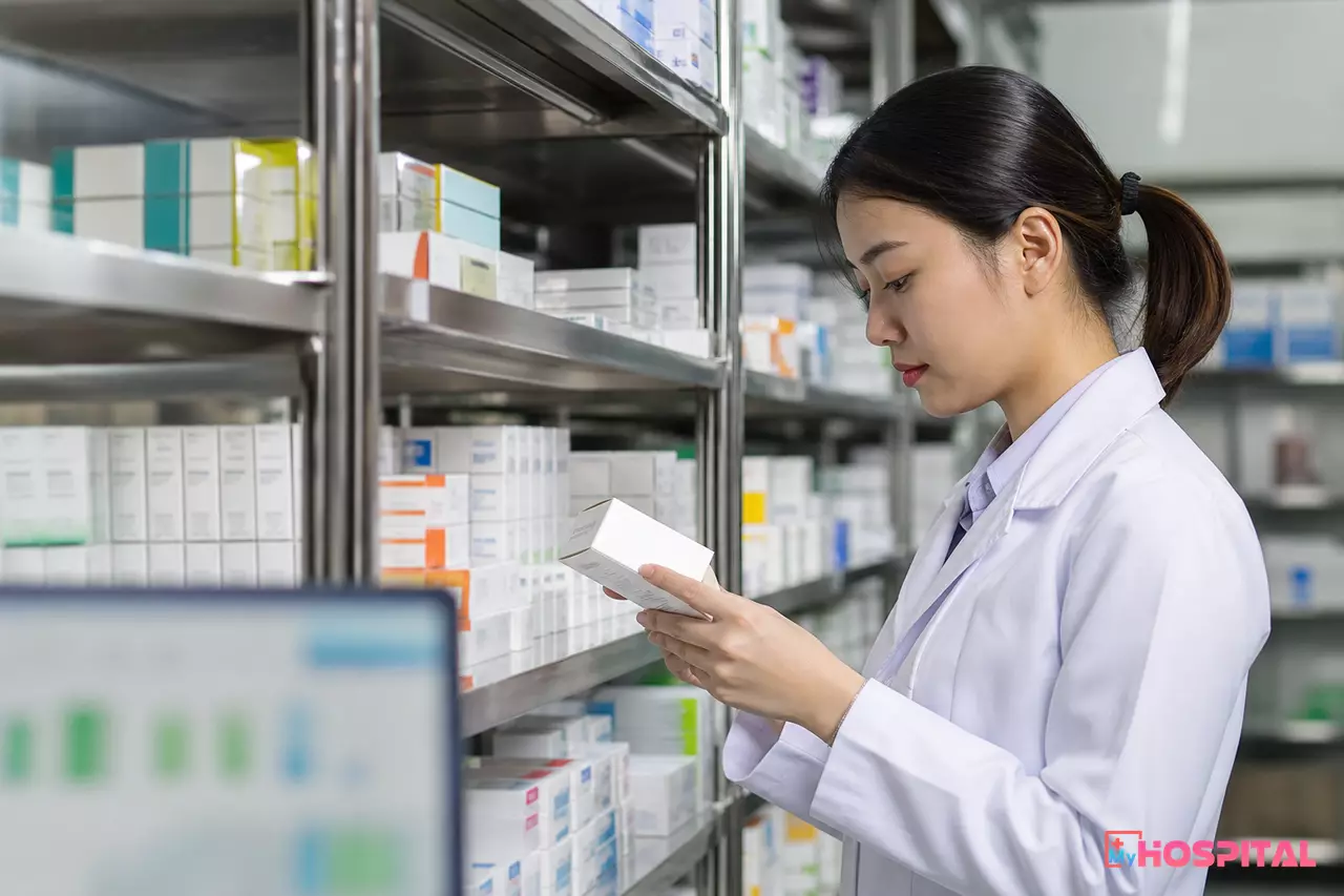 Dược sĩ kiểm tra hạn dùng trước khi xuất thuốc theo nguyên tắc FEFO tại kho dược